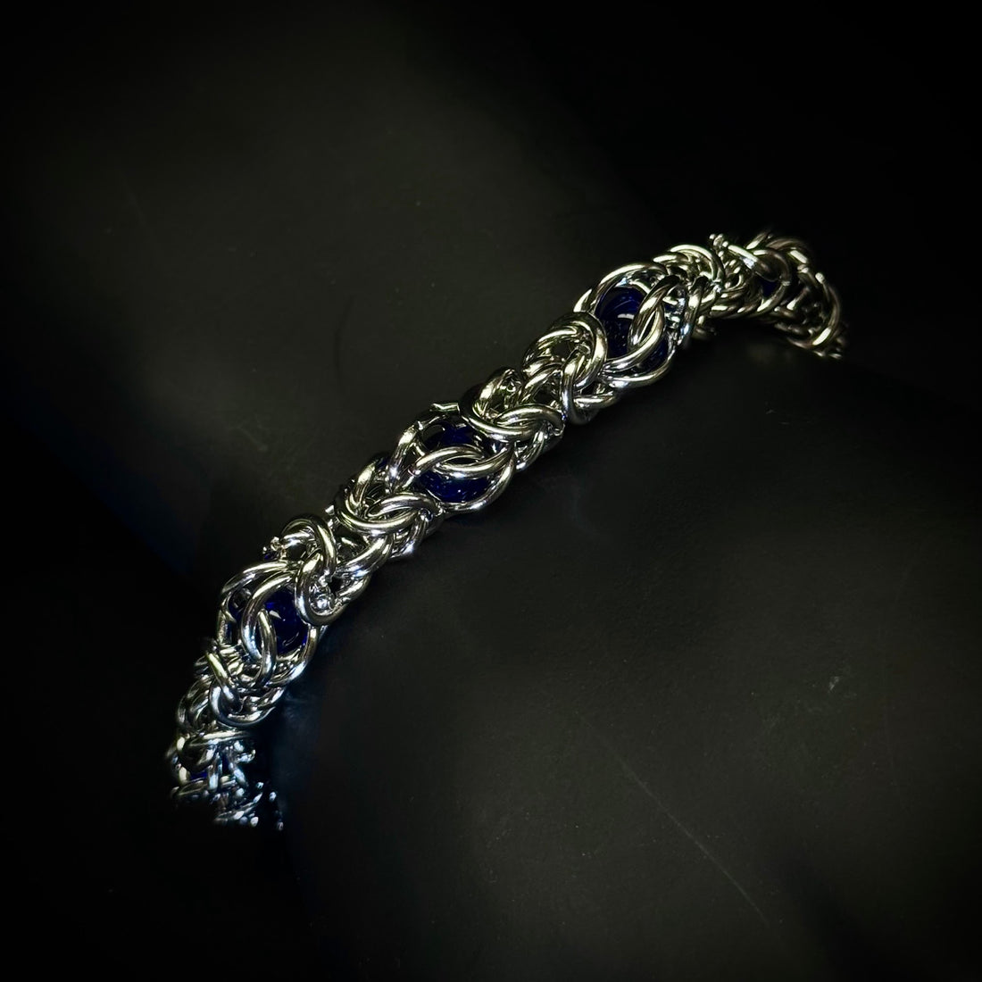 Istanbul steel chain bracelet in navy on black