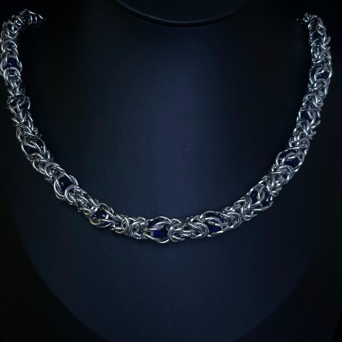 Istanbul steel chain necklace in red on black